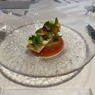 あっさりしたウニ等の海鮮のテリーヌで前菜として食べやすい。