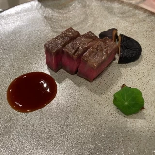 コースのメイン肉料理