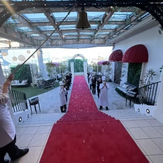 フラワーシャワーをする会場はレッドカーペットです！