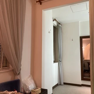 新郎新婦別々で着替えることができる広い場所だった