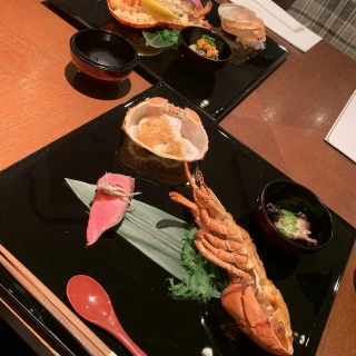 試食の様子。
お箸で食べれる和モダンのお料理です。