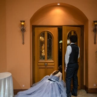 エンドロール上映中に会場外から覗く新郎新婦