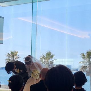 ウエディングドレスの映える海が見える挙式会場