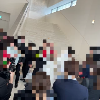 フラワーシャワーを行った階段