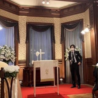 木造の厳かな雰囲気のチャペルでした。バイオリンの演奏が素敵。