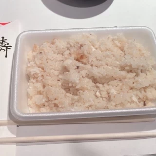 持ち帰り容器に入った鯛飯