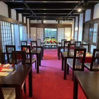 蔵を改装した趣のある建物です