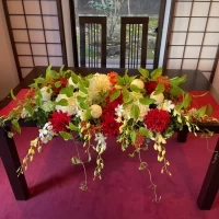 当日の衣装や新郎新婦の雰囲気に合わせて装花してもらいました