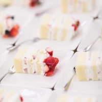 ウエディングケーキをカットして頂きました