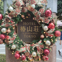 ホテル外観のクリスマスリース