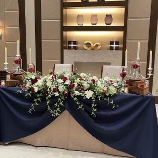 新郎新婦が座るお席、イメージに合わせたお花の色目であった。