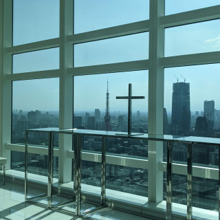 祭壇。窓から東京タワーが見える。