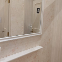 トイレ。メイク直ししやすい大きな鏡と小物置きスペースあり。