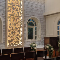 祭壇の壁に間接照明があるので、温かく、柔らかい印象になる。
