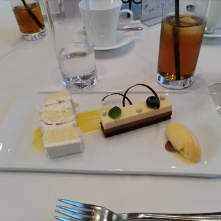 料理のケーキにウェディングケーキもあり違う味が楽しめました