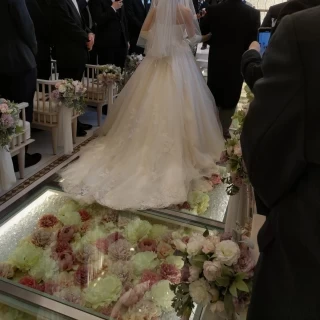 バージンロードは下にお花が敷き詰められガラス張りでした