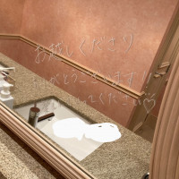 お手洗いの鏡にウェルカムメッセージを書かせて頂きました