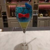 ウェルカムドリンクではマジパンを使ってグラスをお洒落にできる