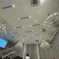 披露宴会場の天井はとても高く、シャンデリアが輝いていました