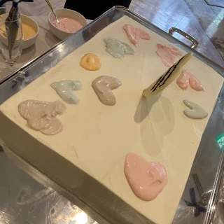 ペイントケーキをウェルカムパーティで模様付けしてもらいました