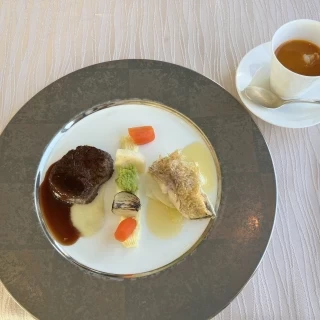 エビのスープと主菜（広島牛と鯛）