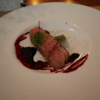 肉料理　鴨肉、ベリー、バルサミコ