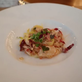 前菜　ホタテ、蟹、ハーブ、季節の野菜