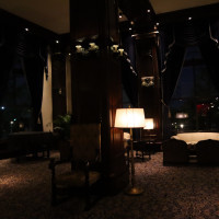 披露宴会場の外。夜の雰囲気