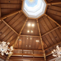 チャペル天井は広く、木がメインであった