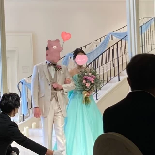 披露宴会場に入場
ドレスの色がすごく綺麗！