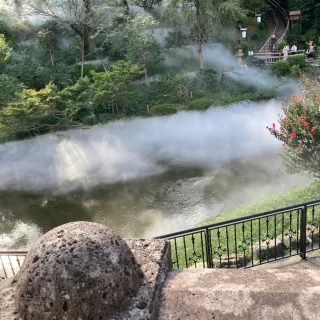 チャペルを出たところからのお庭