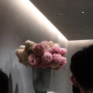 式当日の朝生けられた素敵なお花です。