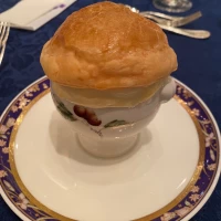 きのこ入りコンソメスープ　パイ包み焼き（選択肢あり）
