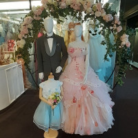カラードレスとタキシードと子供ドレス展示