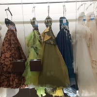 ウェディングドレスとカラードレス