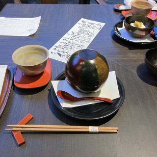 人気のごまどうふ。入れ物が紙風船モチーフ。童心をくすぐる。