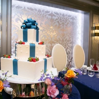 ウェディングケーキと新郎新婦座席