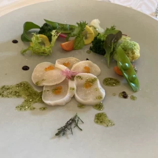 前菜のホタテ。とてもおいしかったです。