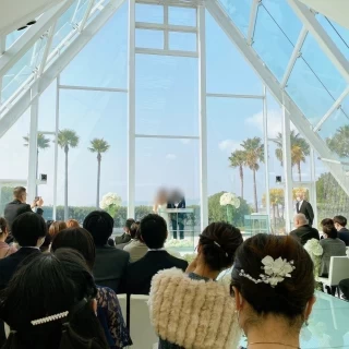 大きな窓と高い天井でとても綺麗な挙式会場です。