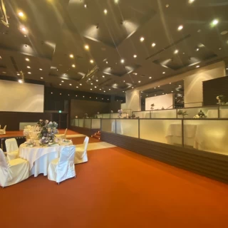 映画館のような披露宴会場。見えやすいように段があります。
