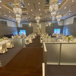 白ベースの披露宴会場。最上段からの景色です。