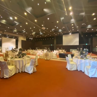 映画館のような披露宴会場の全体。シアター大きいです。