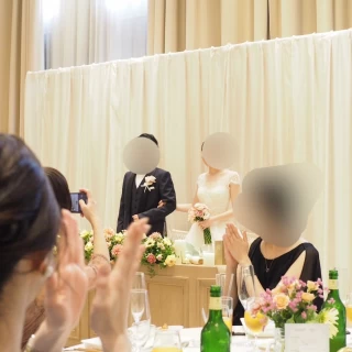 白を基調としたきれいな会場です