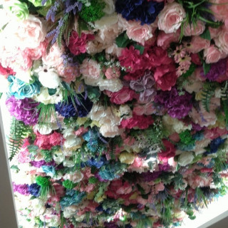 チャペルの天井に装飾されたお花。