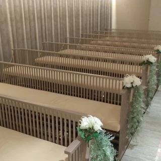 チャペル。温もりのある色合いで、固くない素材の椅子。