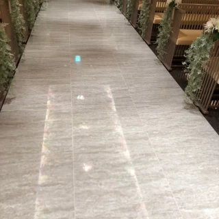 チャペル。床にも天井の花が反射している。