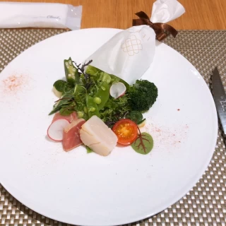 前菜は花束をイメージしている。