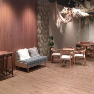 ゲストが待つロビー。椅子の増減は自由。|647306さんのILBEIGE（イルベイジュ） 〈エルフラットグループ〉（営業終了）の写真(1695098)