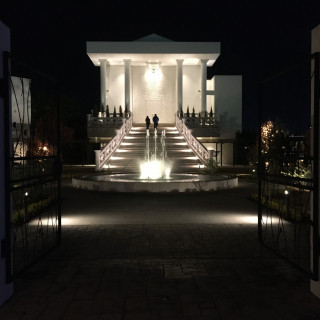 挙式会場前、夜の大階段