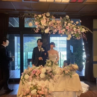 天井装花、テーブル下装花を追加。